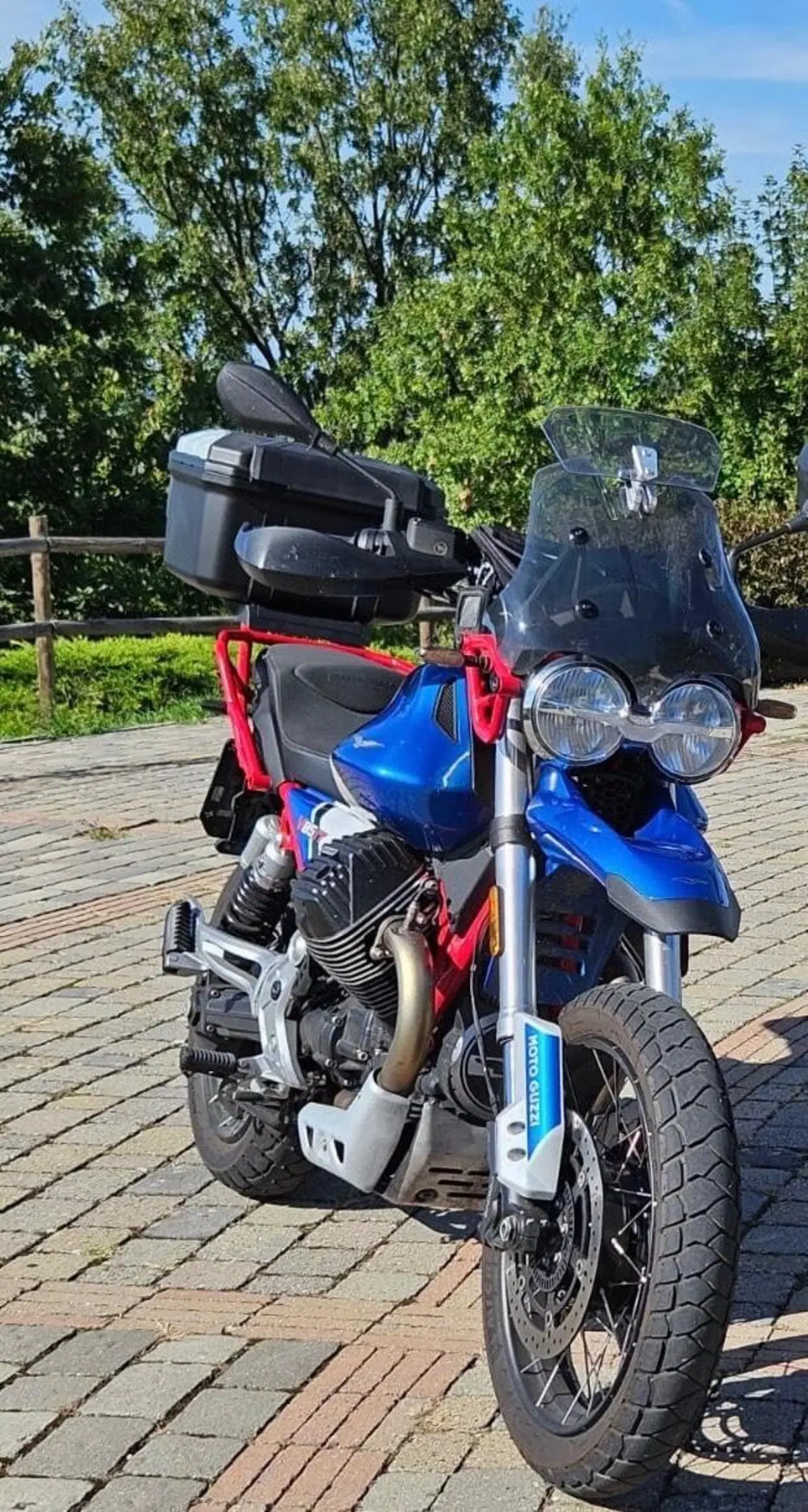 Moto Guzzi V85 TT Evocative Graphics (2021 - 23) (4)