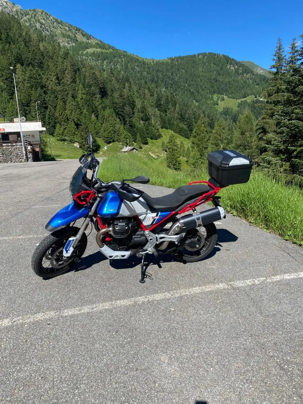 Moto Guzzi V85 TT Evocative Graphics (2021 - 23) (5)