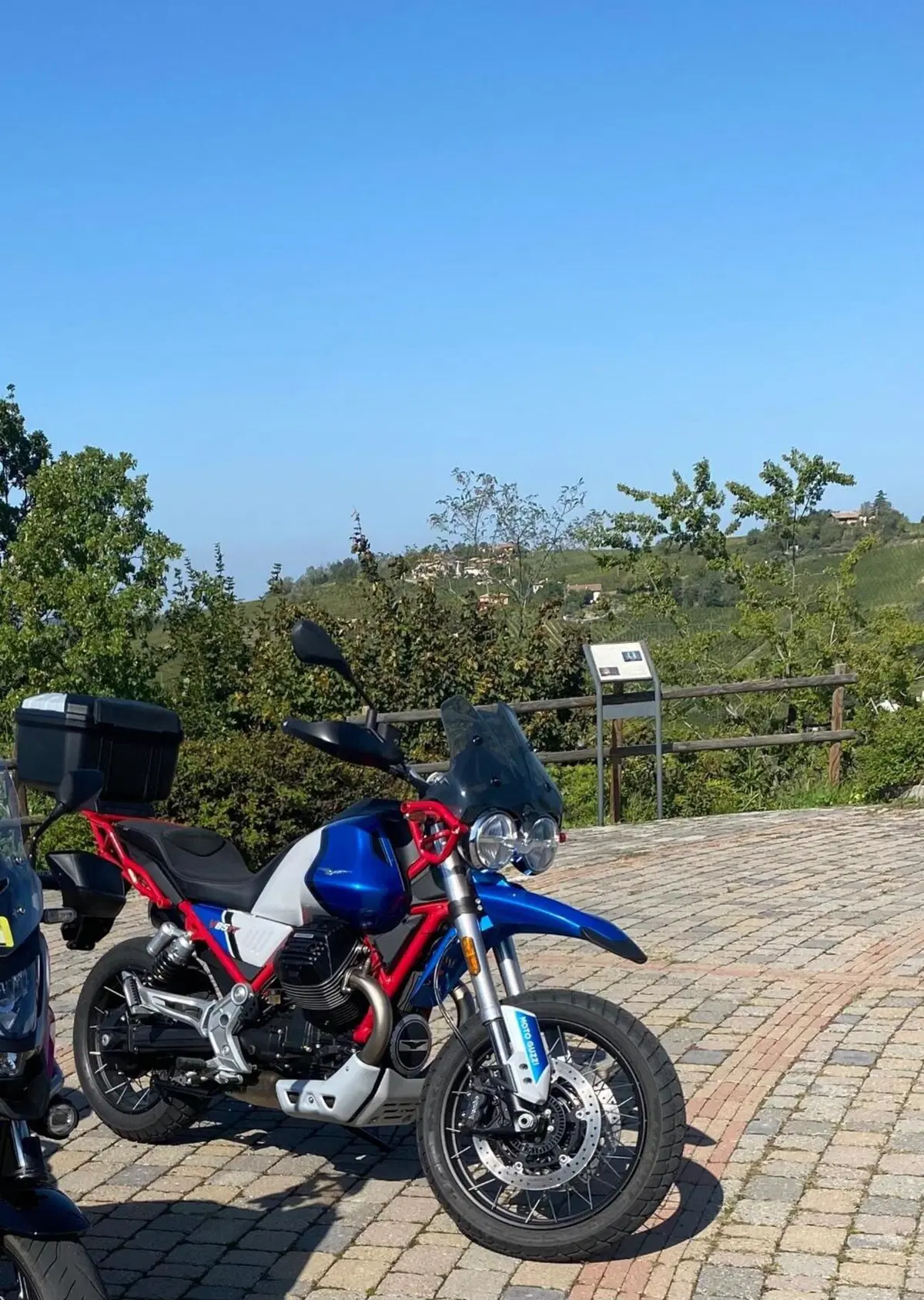 Moto Guzzi V85 TT Evocative Graphics (2021 - 23) (6)
