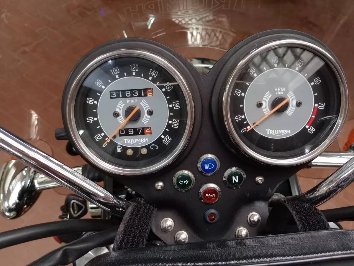 Triumph Bonneville T100 (2008 - 16) (6)