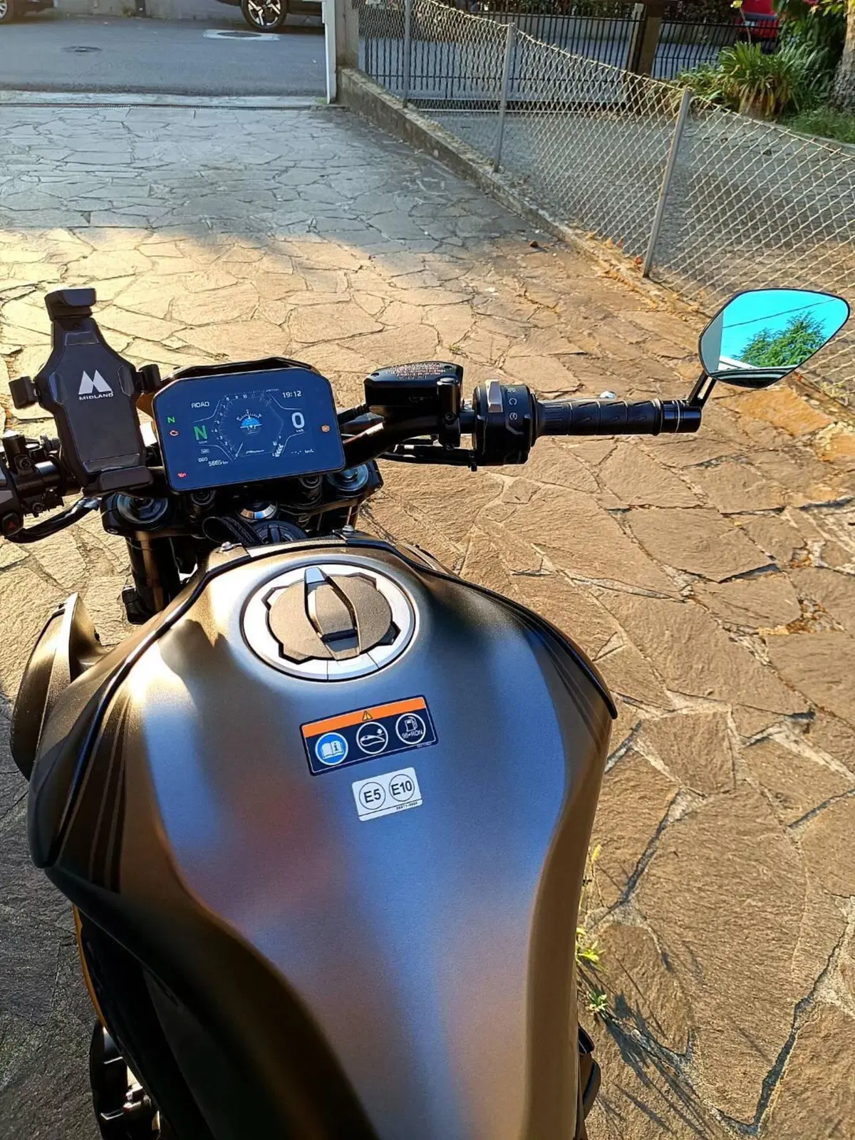Kawasaki Z 900 (2025 - 26) (9)