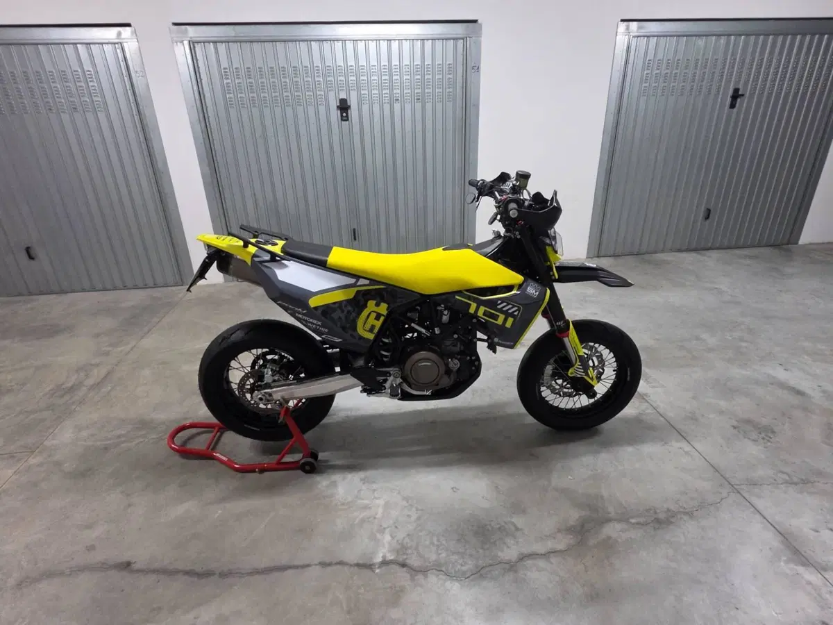 Husqvarna 701 Supermoto (2023 - 25)