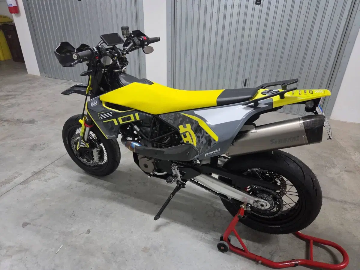 Husqvarna 701 Supermoto (2023 - 25) (2)