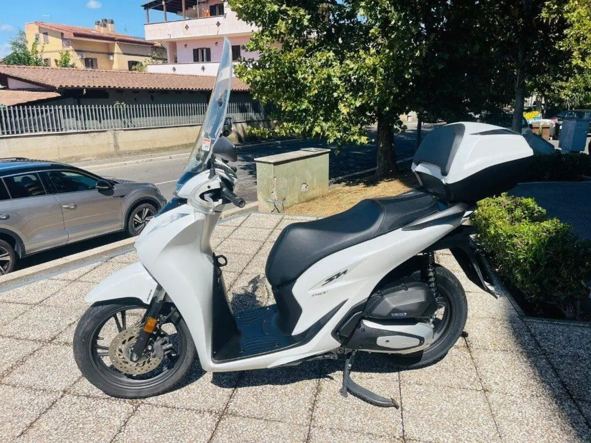 Honda SH 150i (2024 - 25) (4)