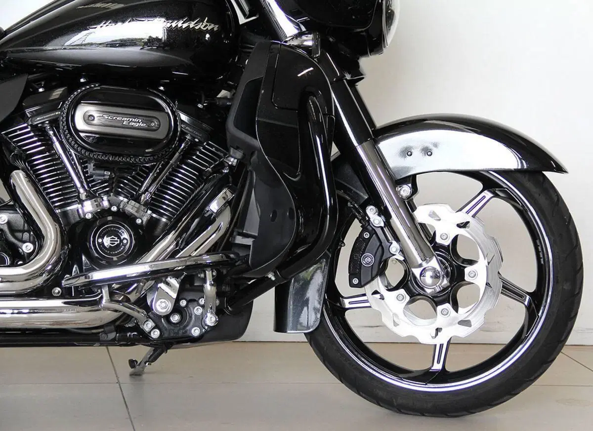 Harley-Davidson 1800 Street Glide (2016 - 17) - FLHXSE (2)