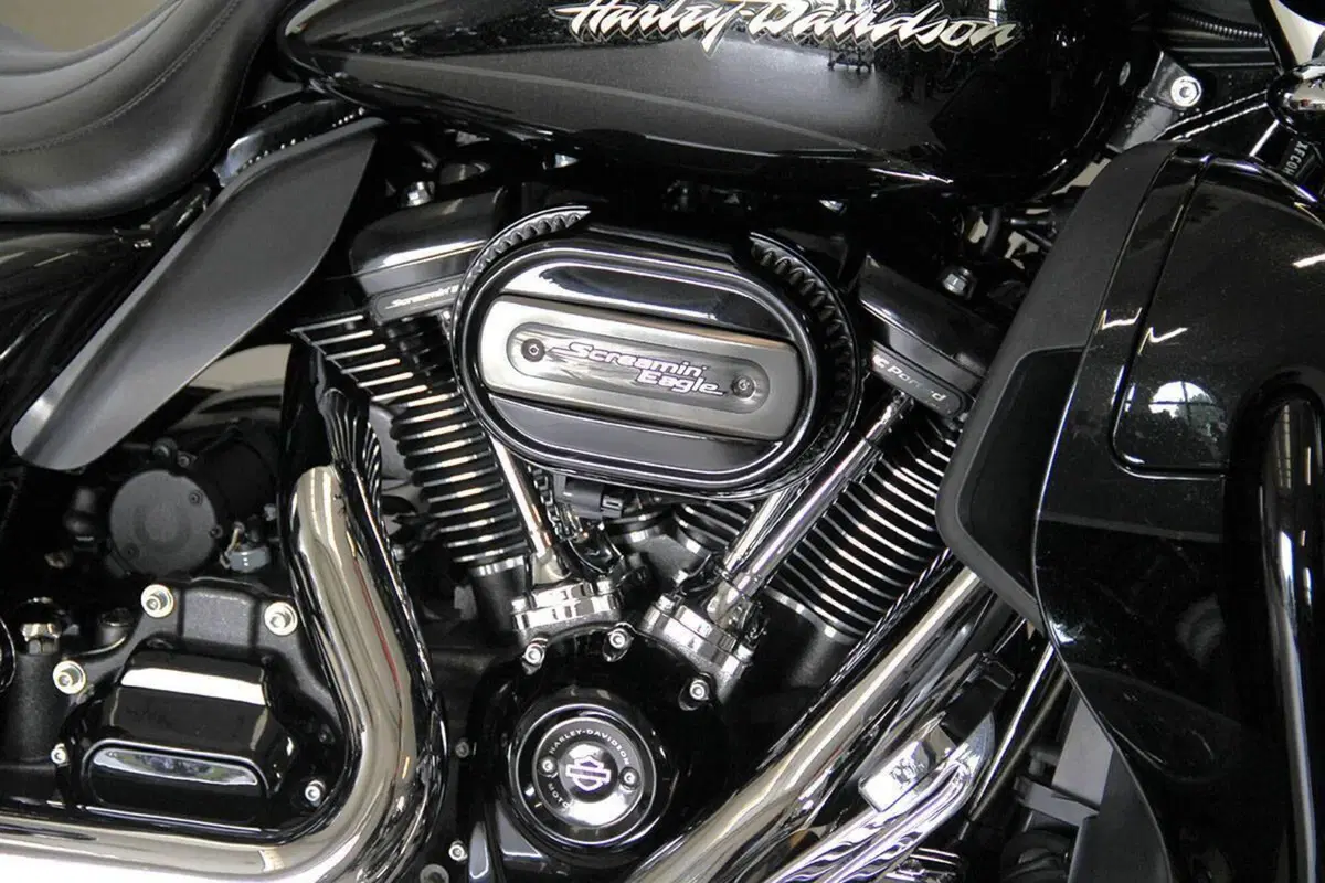 Harley-Davidson 1800 Street Glide (2016 - 17) - FLHXSE (4)