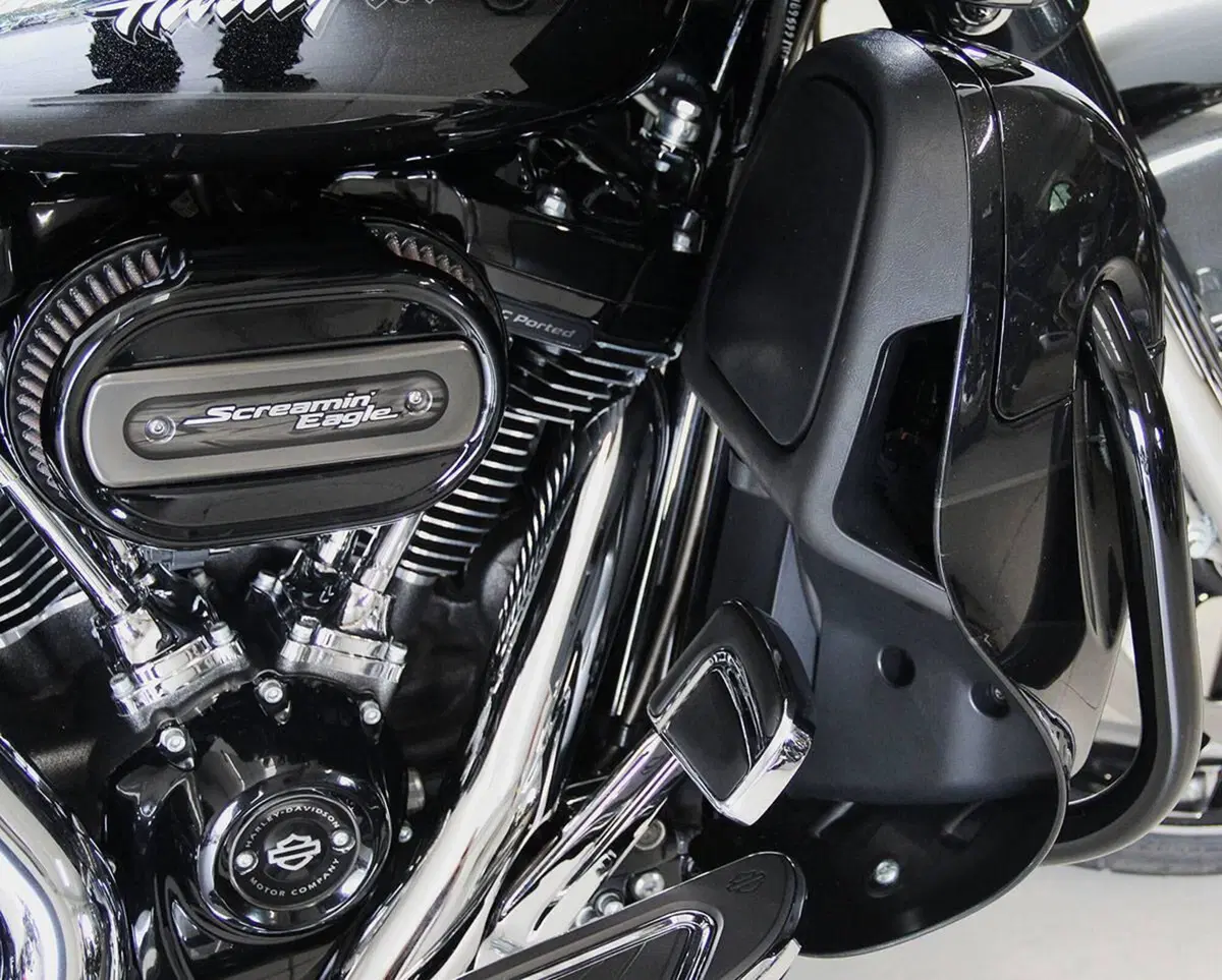 Harley-Davidson 1800 Street Glide (2016 - 17) - FLHXSE (6)