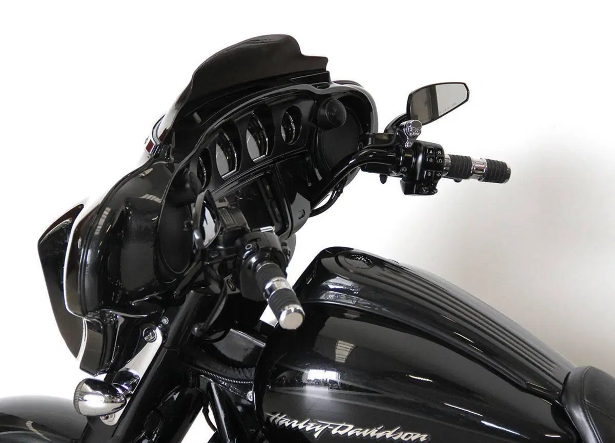 Harley-Davidson 1800 Street Glide (2016 - 17) - FLHXSE (13)