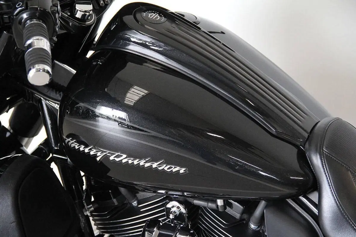Harley-Davidson 1800 Street Glide (2016 - 17) - FLHXSE (17)