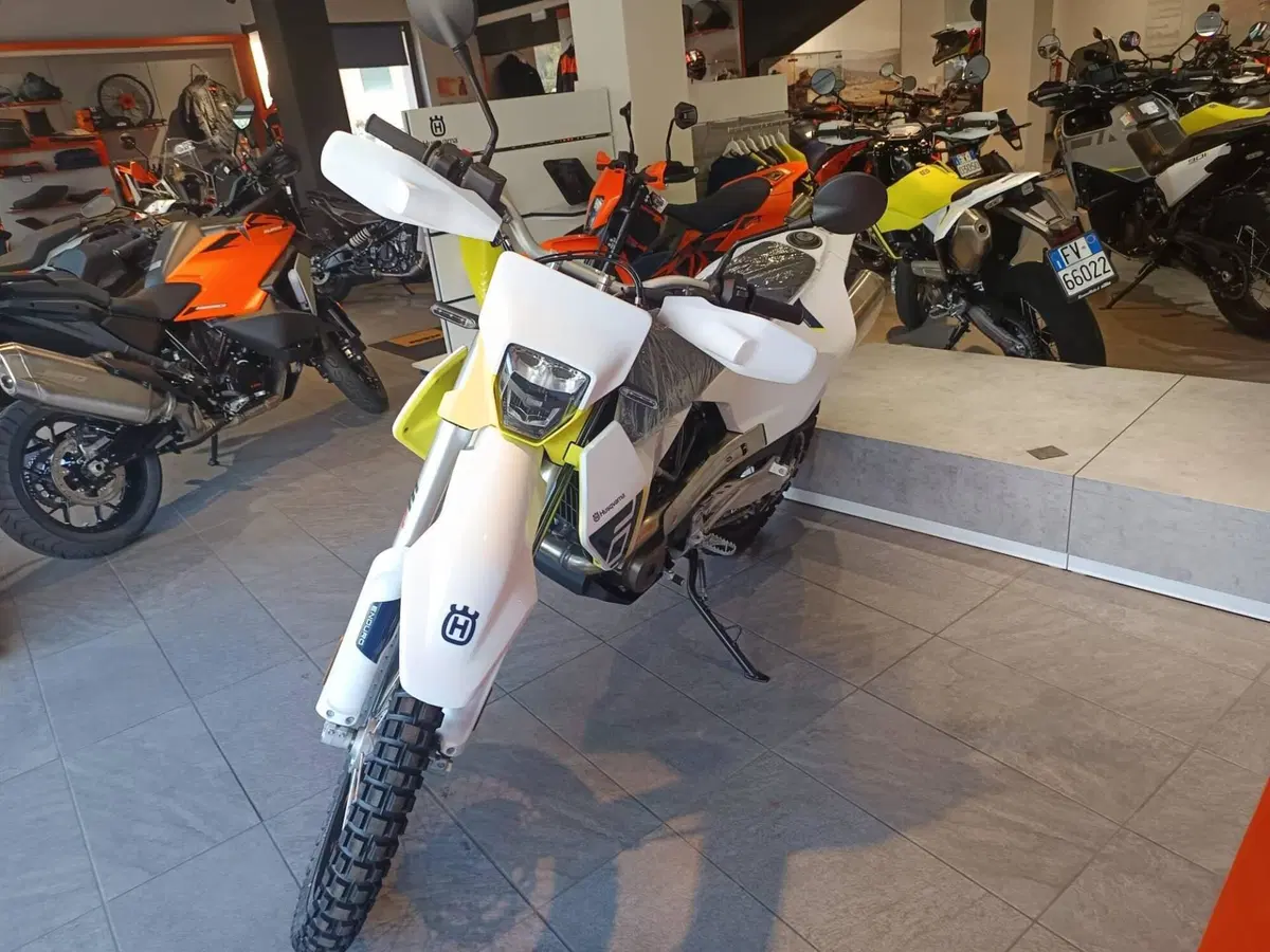 Husqvarna 701 Enduro (2026 - 27) (2)