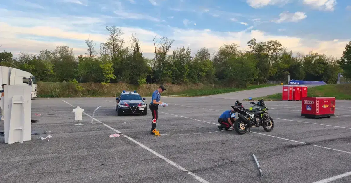 Perde il controllo della moto durante il demo ride e investe due visitatori. Momenti drammatici a Montichiari