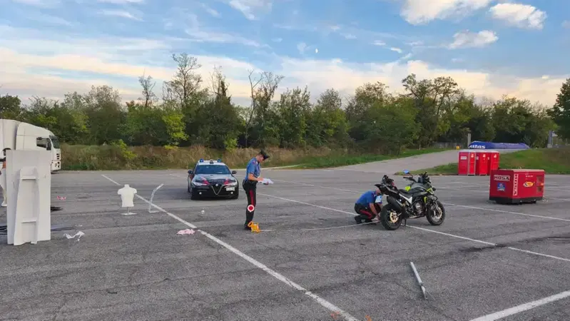 Perde il controllo della moto durante il demo ride e investe due visitatori. Momenti drammatici a Montichiari