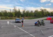 Perde il controllo della moto durante il demo ride e investe due visitatori. Momenti drammatici a Montichiari