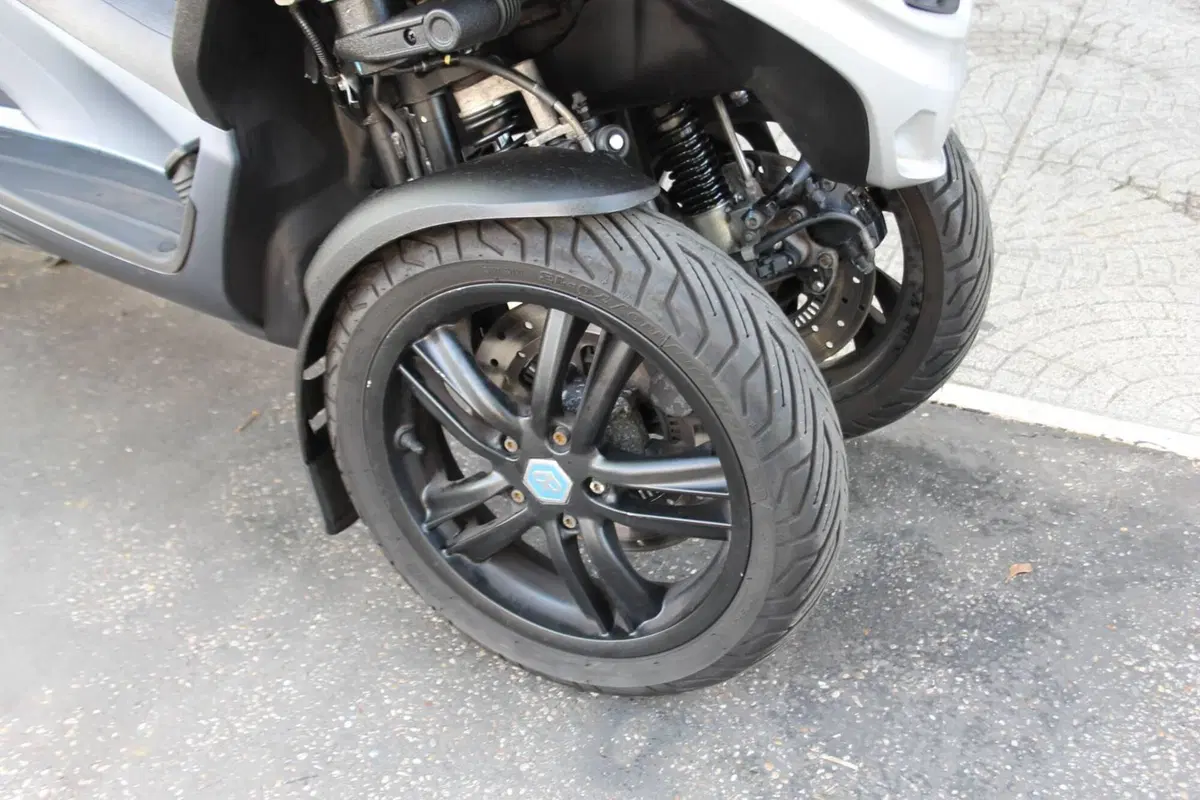 Piaggio MP3 300 ABS Hpe (2021 - 24) (7)