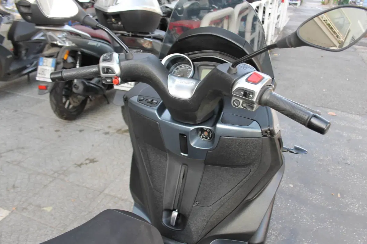 Piaggio MP3 300 ABS Hpe (2021 - 24) (9)