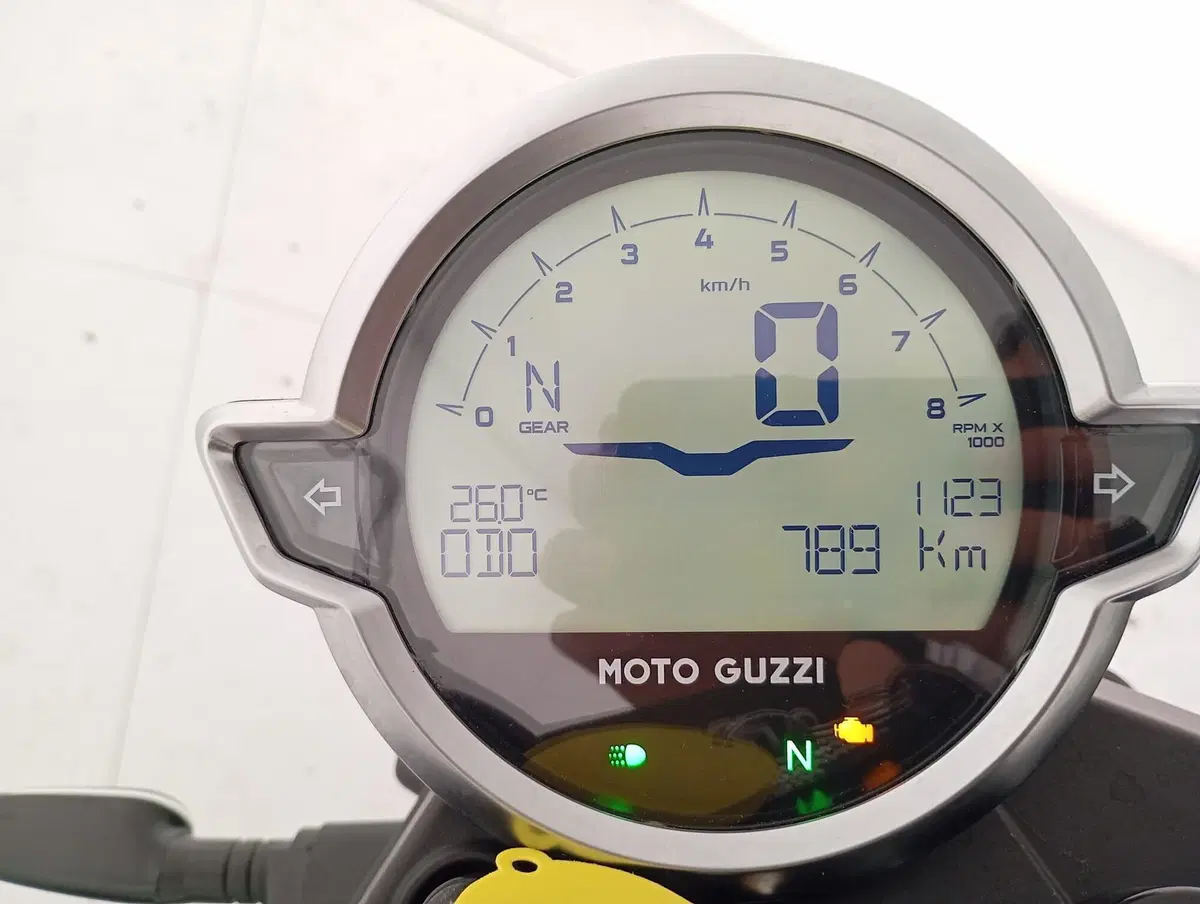 Moto Guzzi V7 Special (2021 - 24) (13)