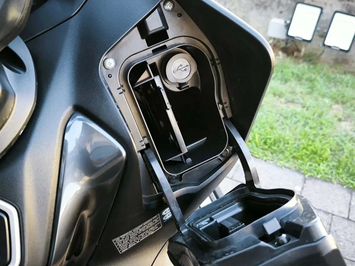 Yamaha T-Max 560 Tech Max (2025 - 26) (6)