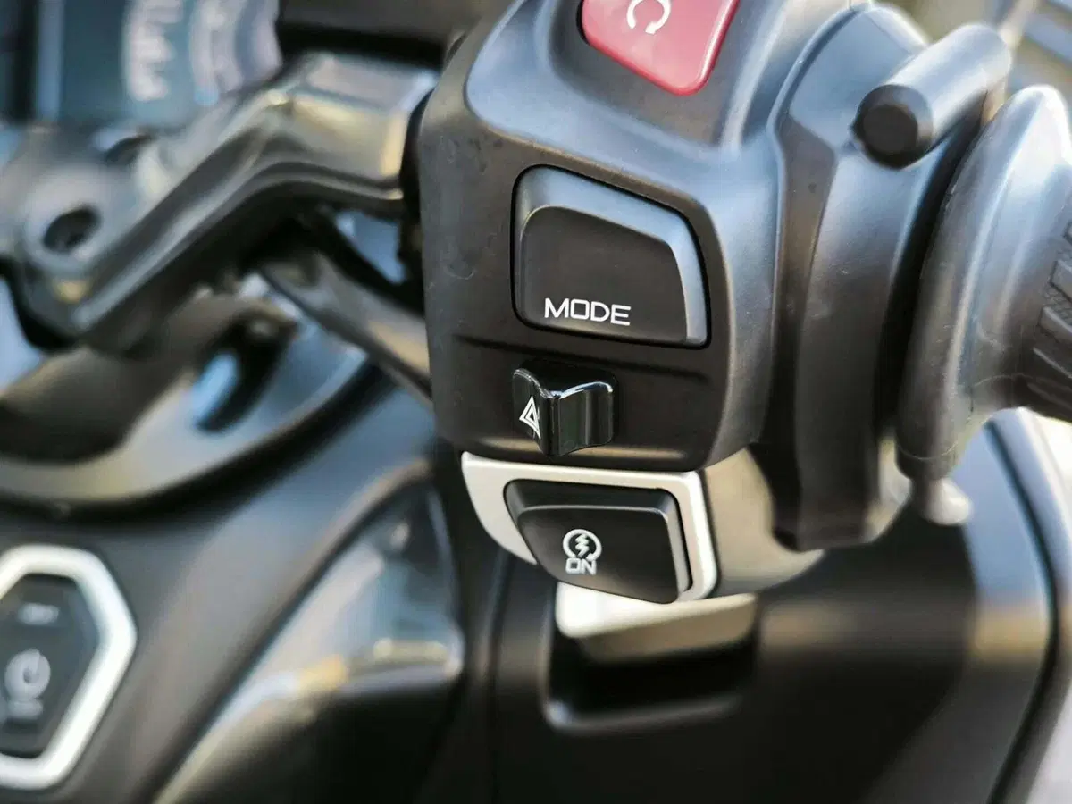 Yamaha T-Max 560 Tech Max (2025 - 26) (7)