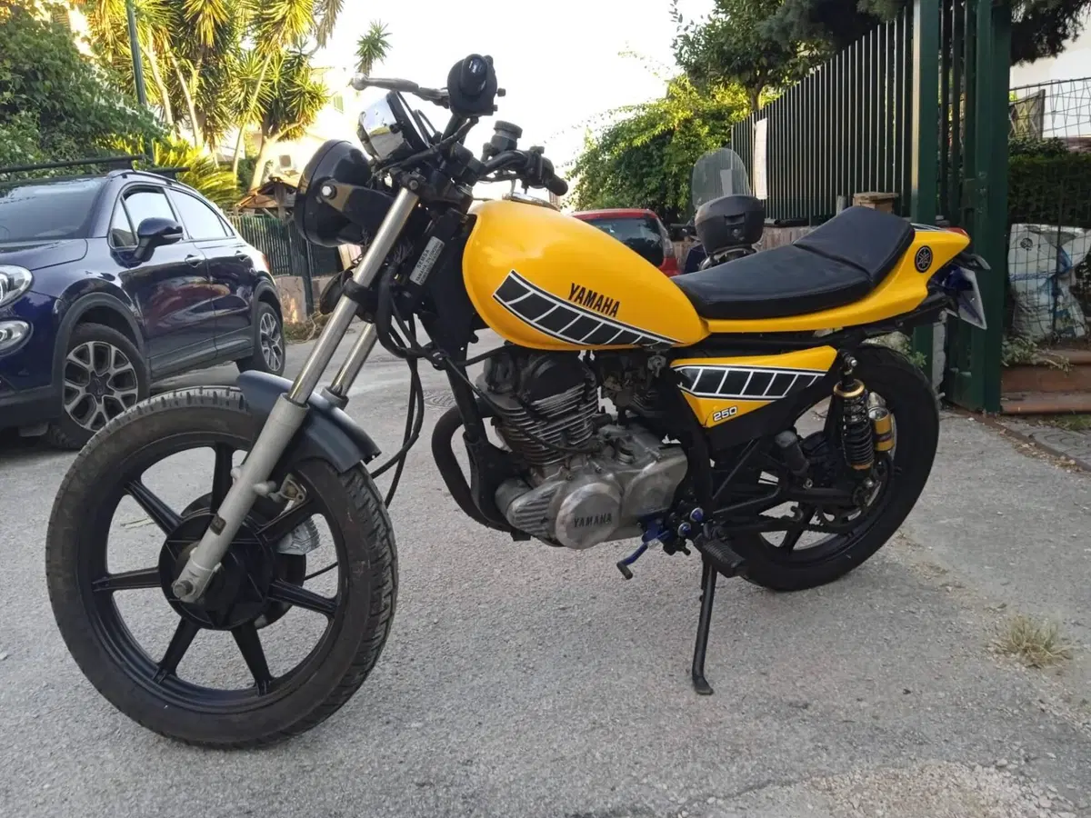 Yamaha SR250 (2)