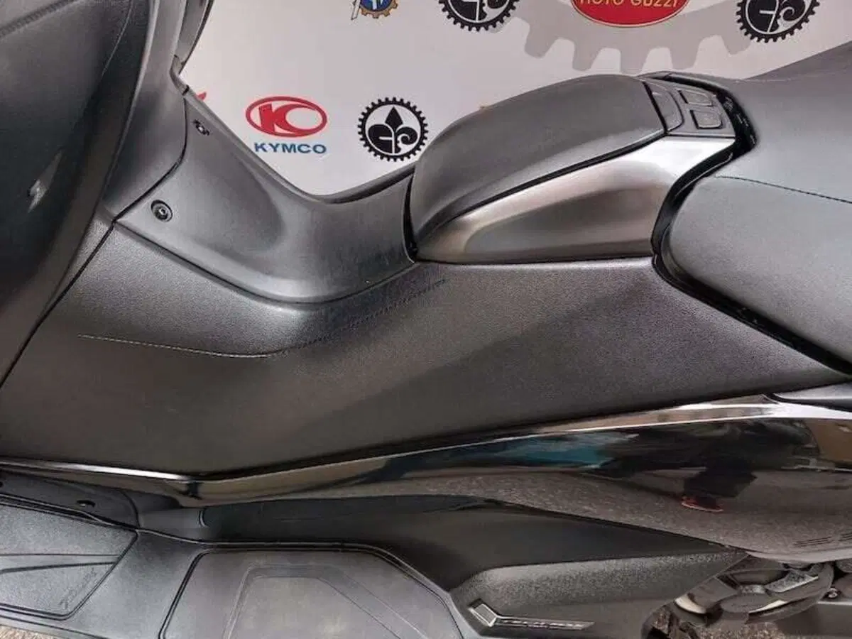 Yamaha T-Max 560 Tech Max (2021) (20)