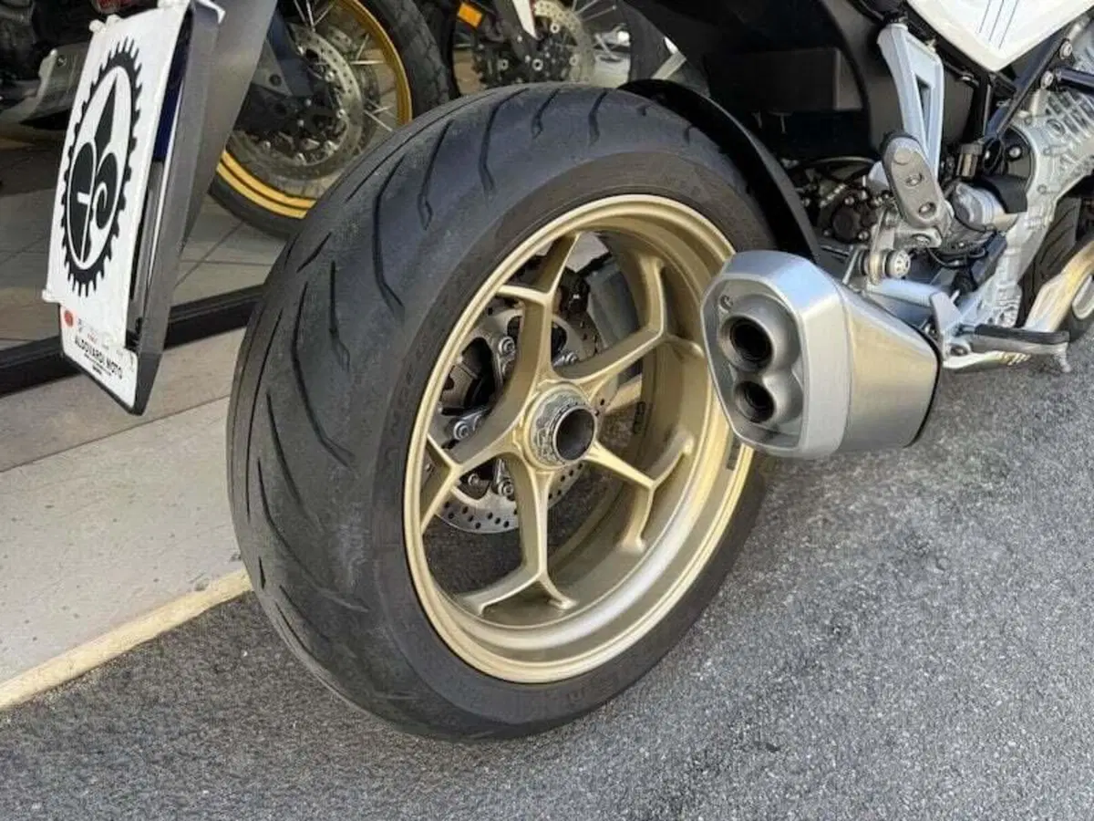 Moto Guzzi V100 Mandello (2022 - 24) (2)
