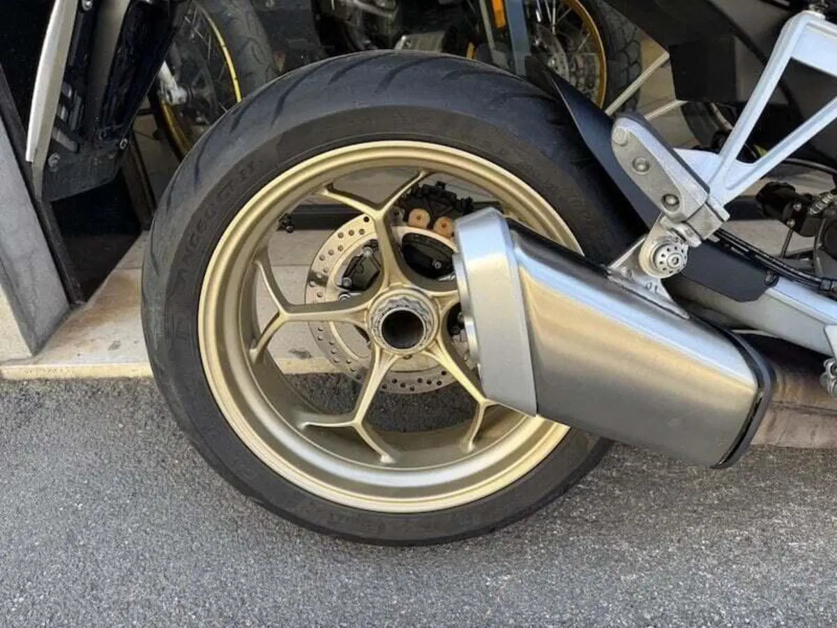Moto Guzzi V100 Mandello (2022 - 24) (3)