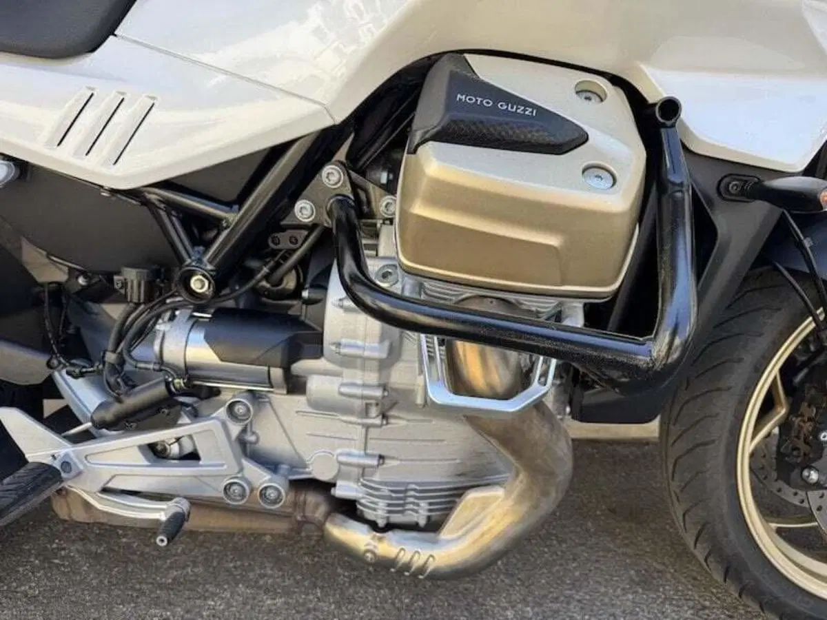 Moto Guzzi V100 Mandello (2022 - 24) (6)