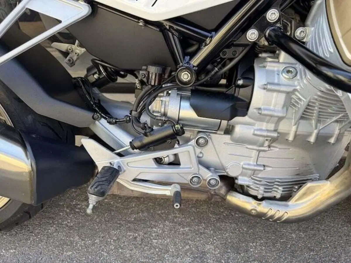 Moto Guzzi V100 Mandello (2022 - 24) (7)