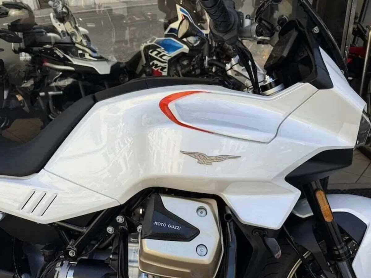 Moto Guzzi V100 Mandello (2022 - 24) (8)