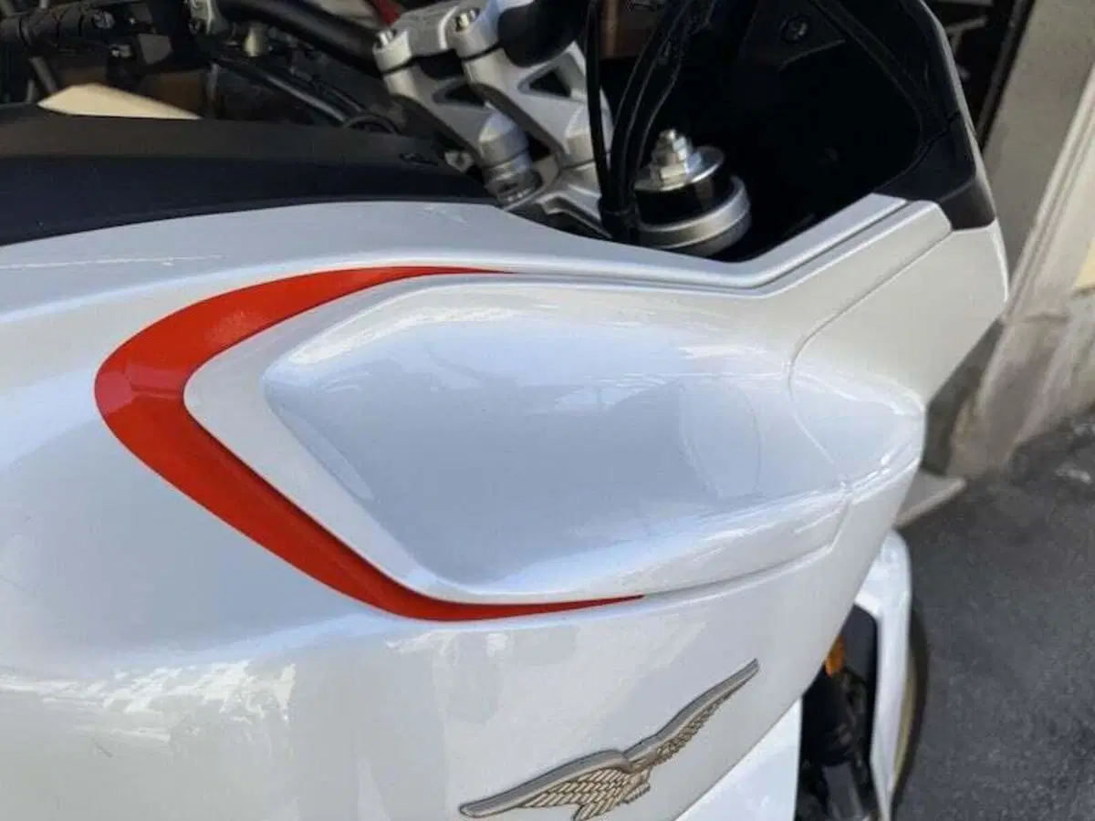 Moto Guzzi V100 Mandello (2022 - 24) (9)