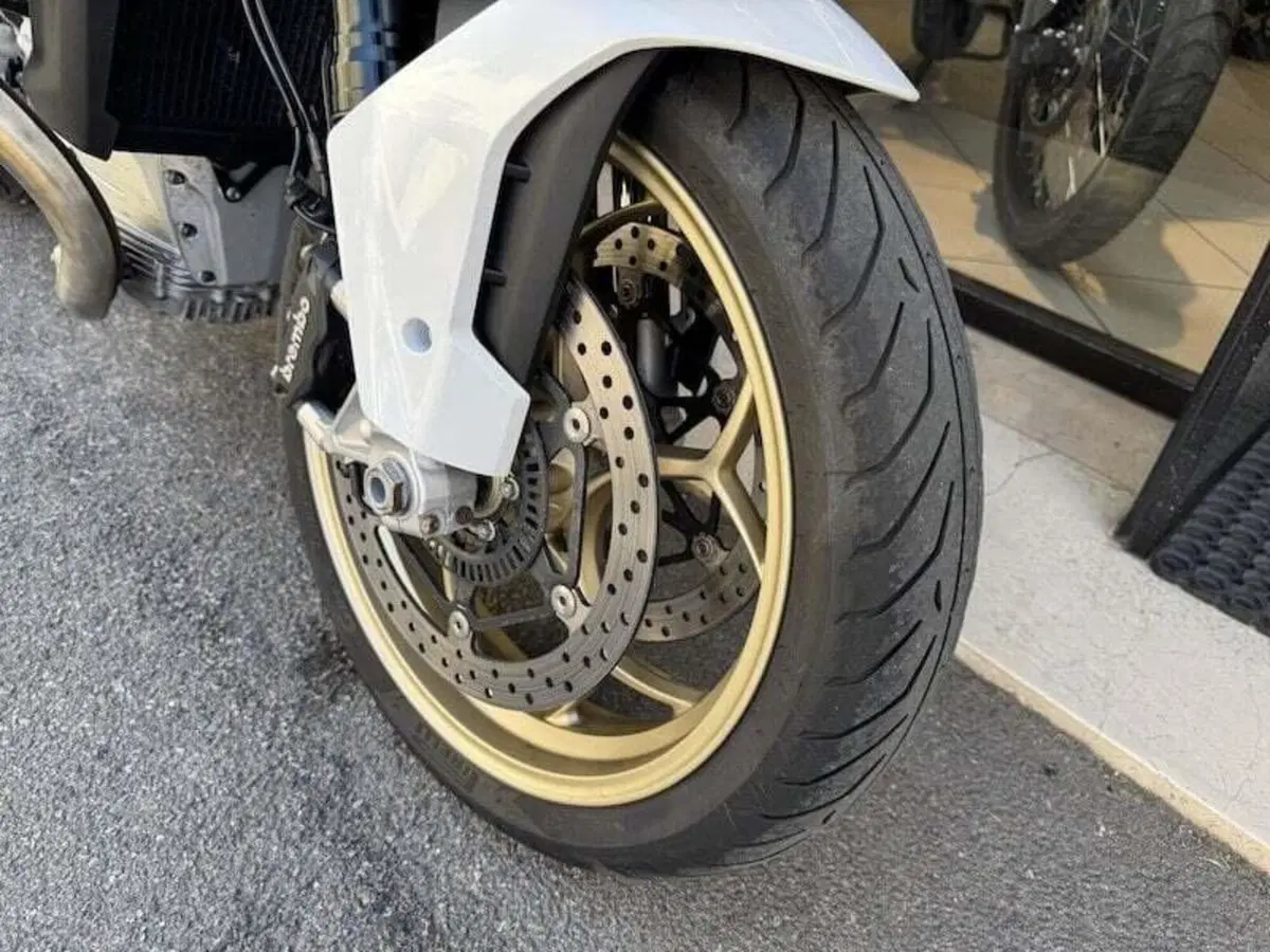Moto Guzzi V100 Mandello (2022 - 24) (12)