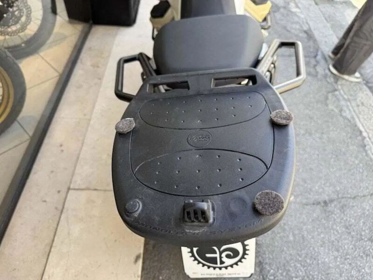 Moto Guzzi V100 Mandello (2022 - 24) (15)