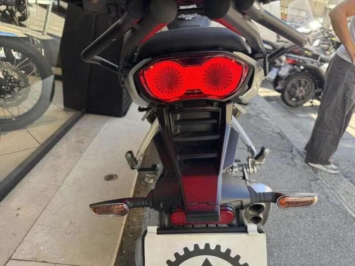 Moto Guzzi V100 Mandello (2022 - 24) (16)