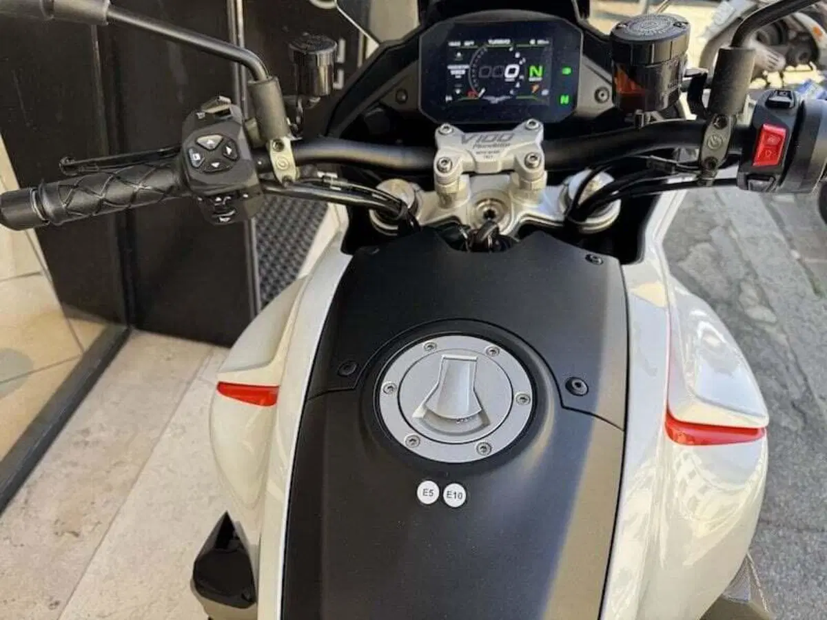 Moto Guzzi V100 Mandello (2022 - 24) (18)