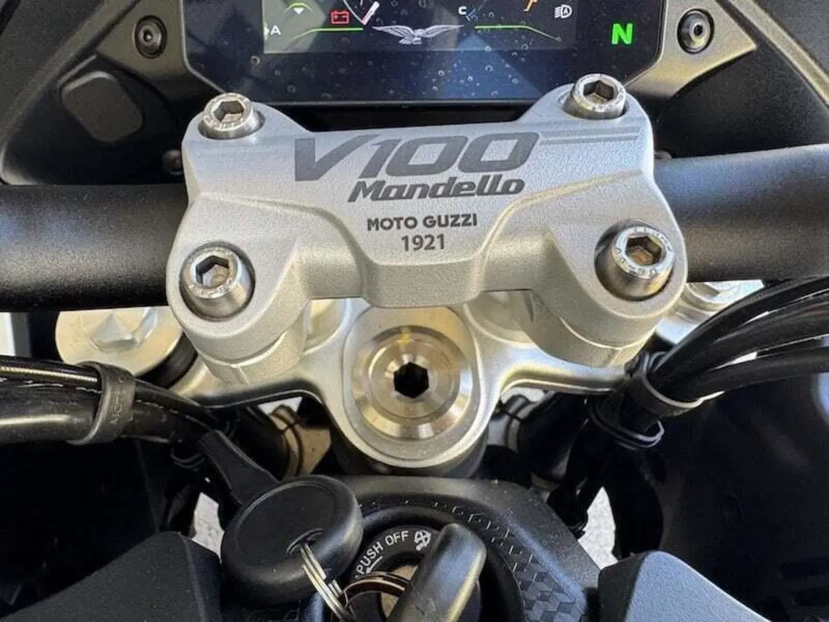 Moto Guzzi V100 Mandello (2022 - 24) (19)