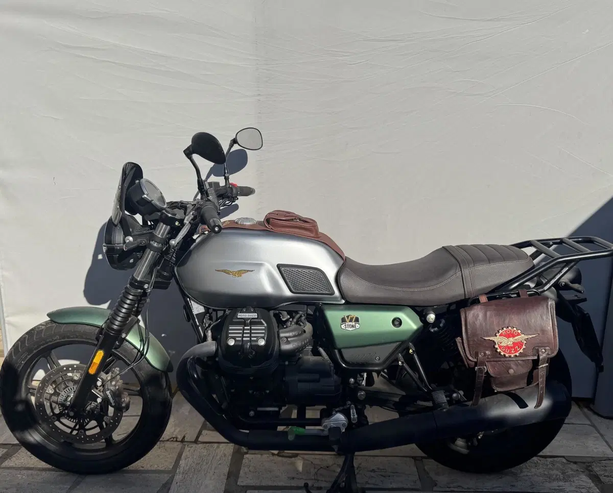 Moto Guzzi V7 Stone Centenario (2021 - 22)