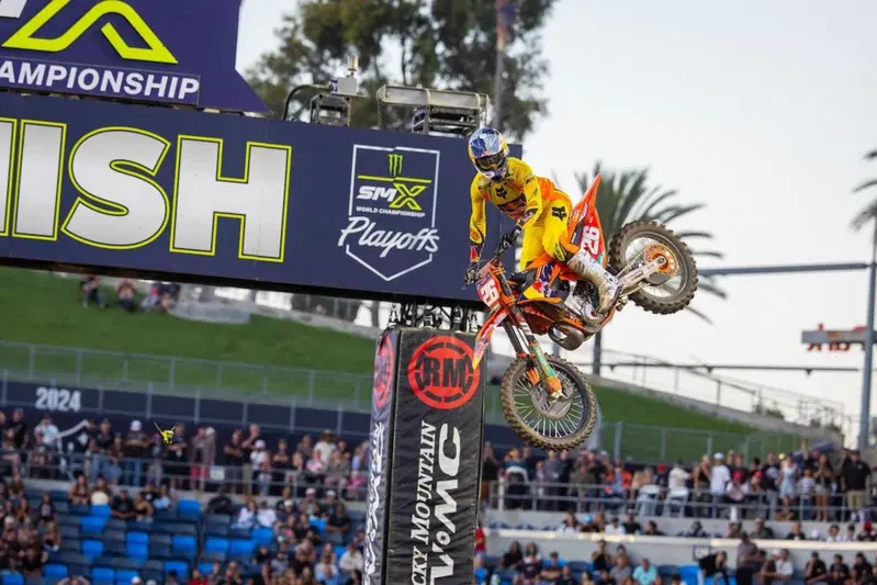 DopoGP MX: Farres e Triumph Campioni del Mondo. Prado punta al colpaccio? EICMA Riding X Fest [VIDEO]