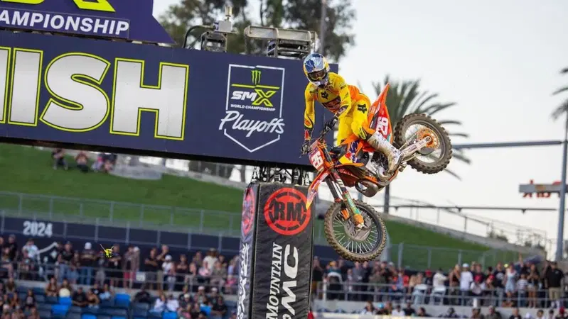 DopoGP MX: Farres e Triumph Campioni del Mondo. Prado punta al colpaccio? EICMA Riding X Fest [VIDEO]