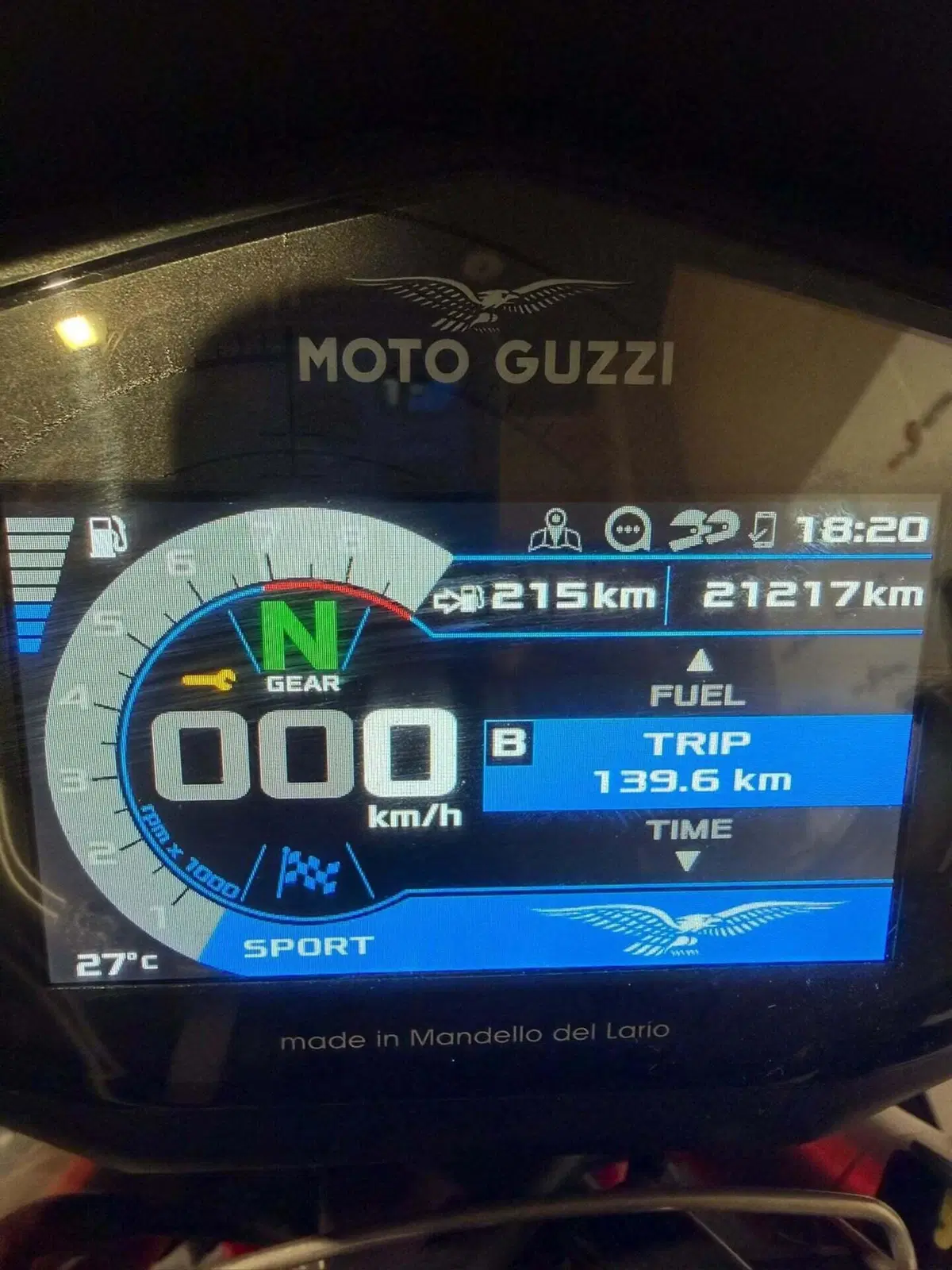 Moto Guzzi V85 TT Evocative Graphics (2021 - 23) (5)
