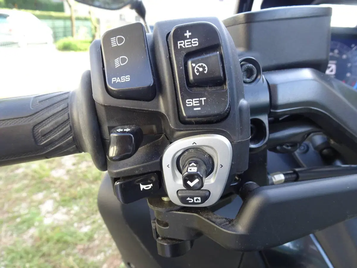 Yamaha T-Max 560 Tech Max (2022 - 24) (16)