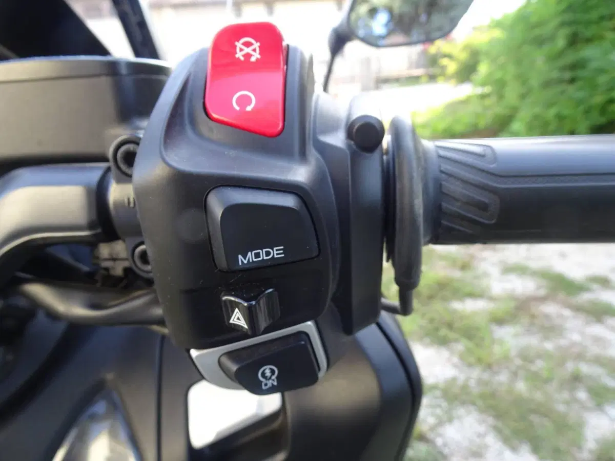 Yamaha T-Max 560 Tech Max (2022 - 24) (17)