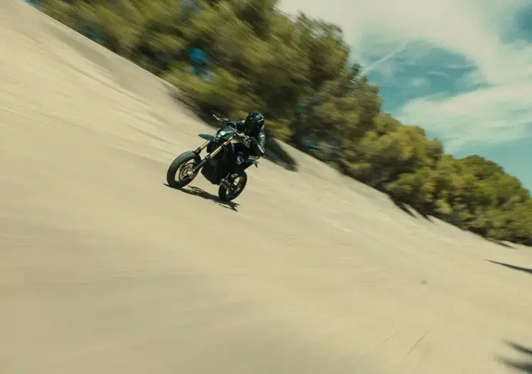 La Stark Varg SM Sköll gira su pista ovale più velocemente dell'Audi R8 di Sainz!