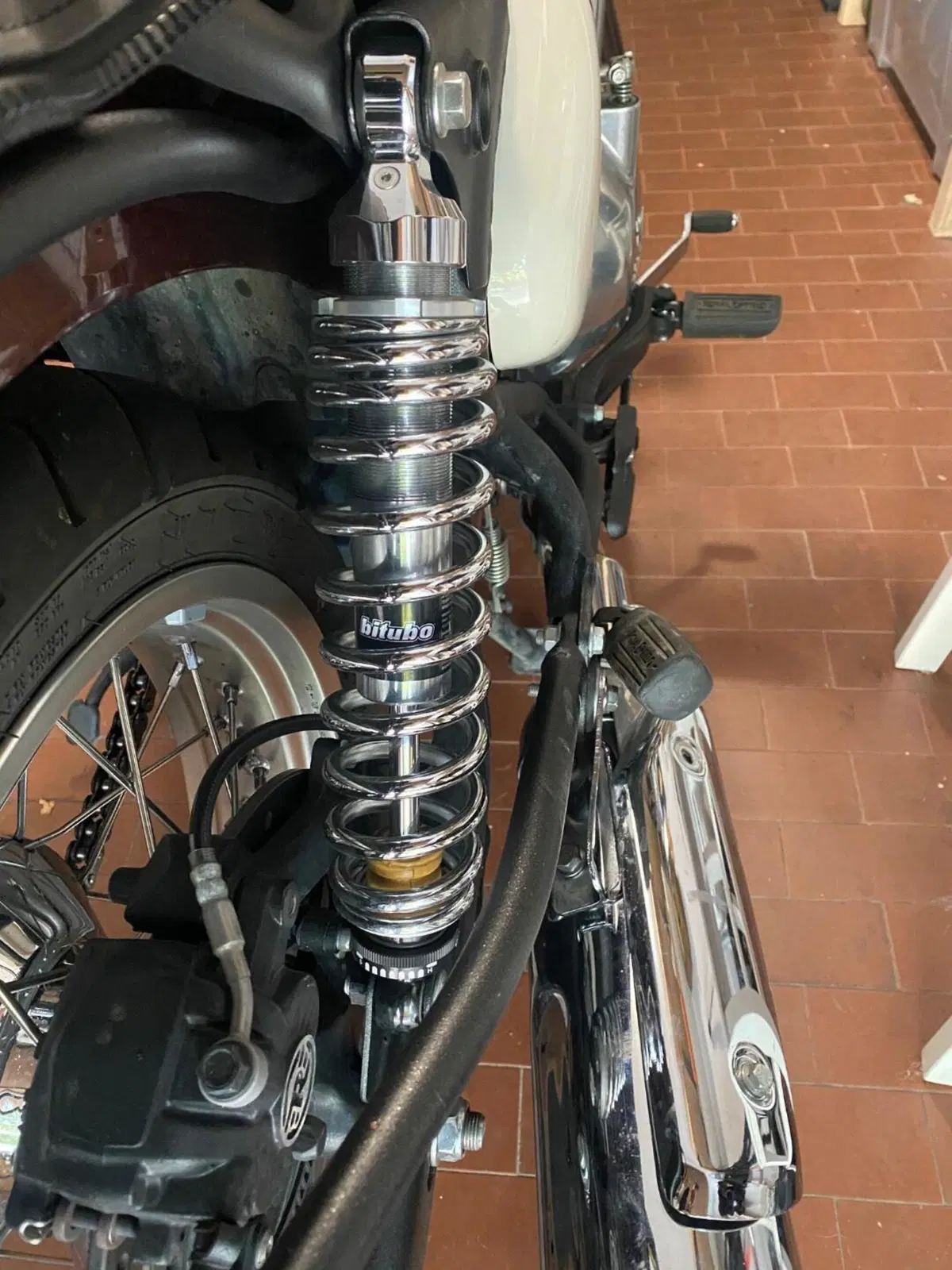 Coppia di ammortizzatori posteriori Bitubo Chrome (2)
