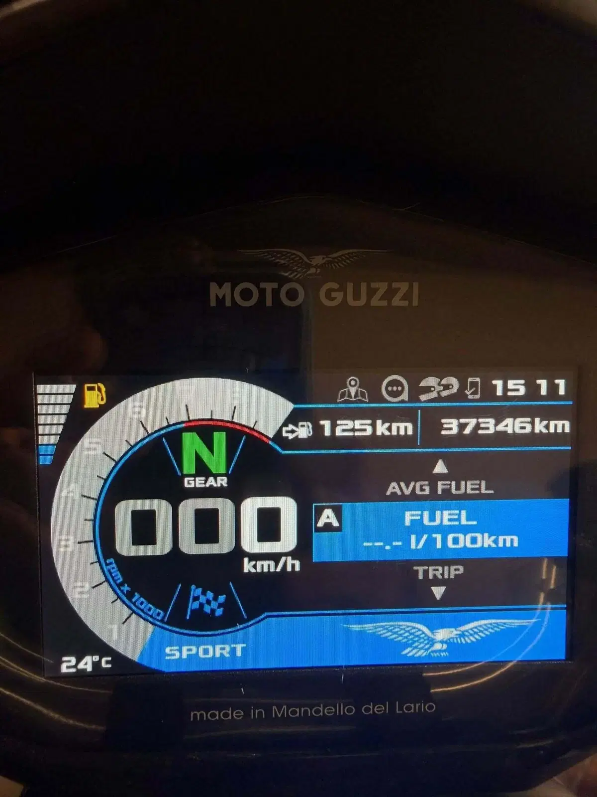 Moto Guzzi V85 TT Centenario (2021 - 22) (5)