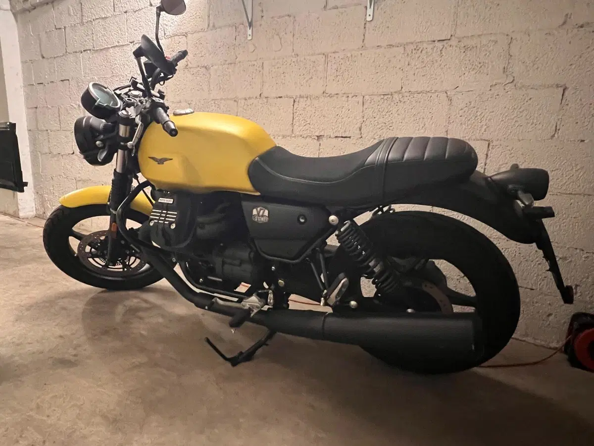 Moto Guzzi V7 Stone (2021 - 24)