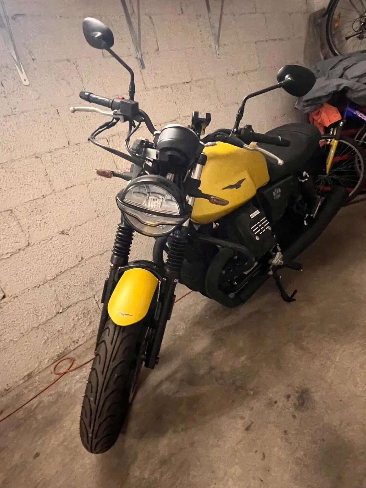 Moto Guzzi V7 Stone (2021 - 24) (3)