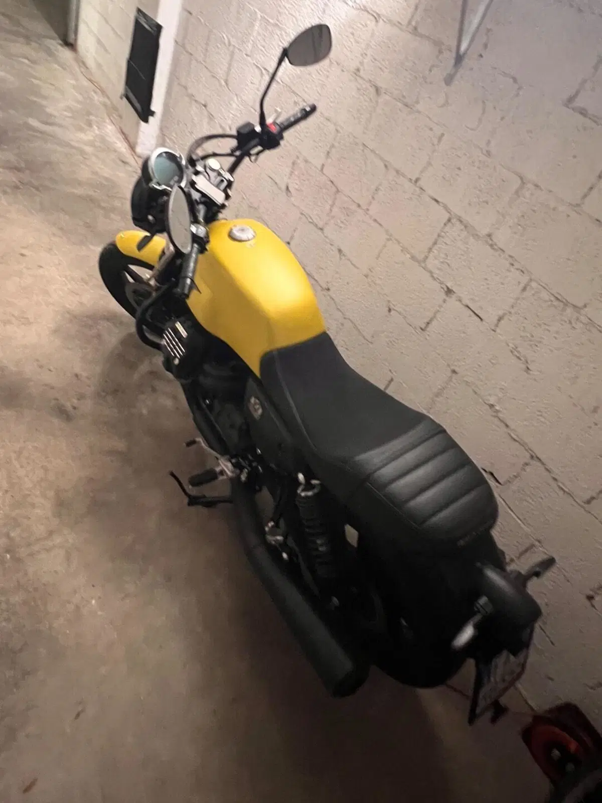 Moto Guzzi V7 Stone (2021 - 24) (4)