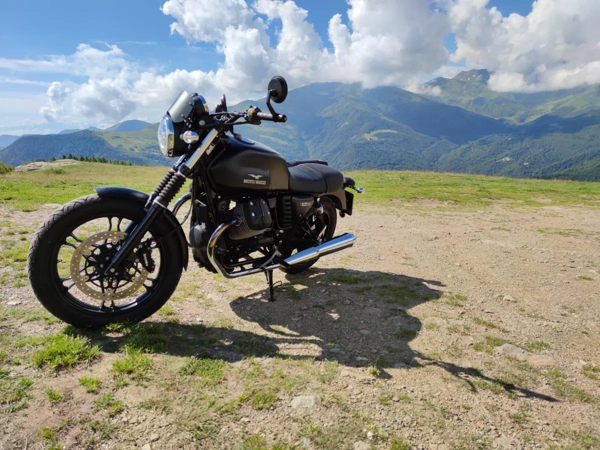 Moto Guzzi V7 II Stone (2015 - 17) (2)