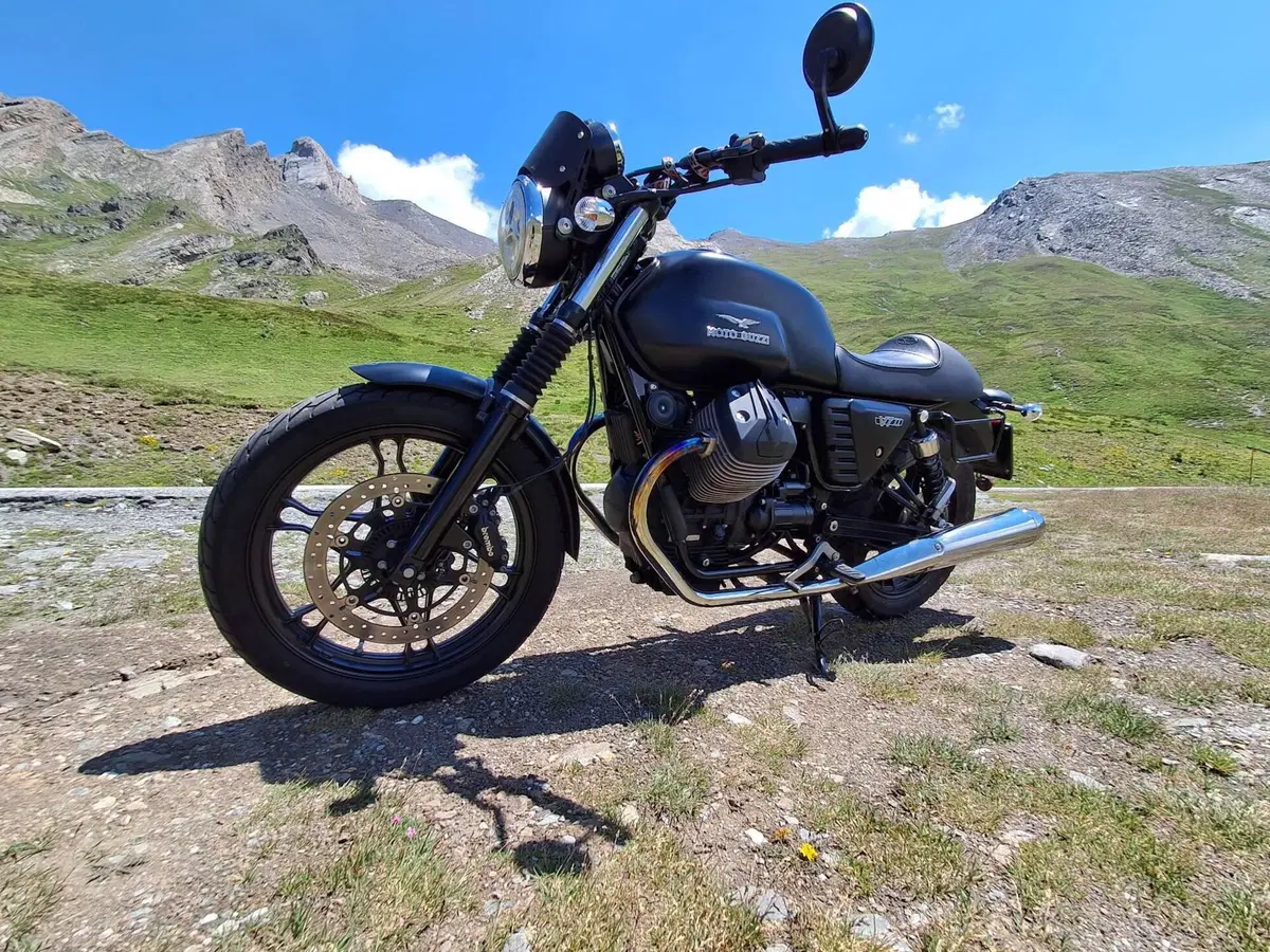 Moto Guzzi V7 II Stone (2015 - 17) (4)