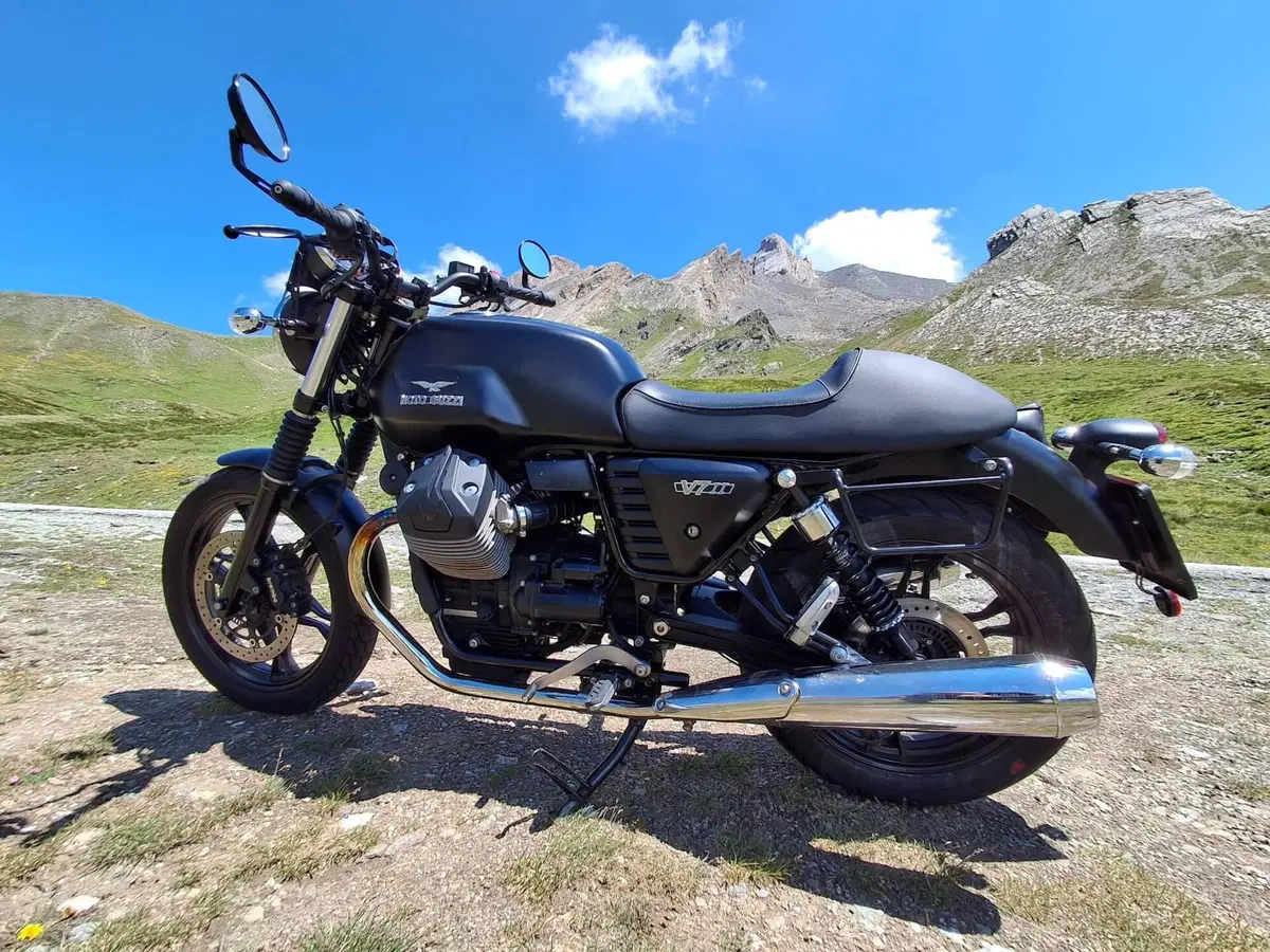 Moto Guzzi V7 II Stone (2015 - 17) (5)